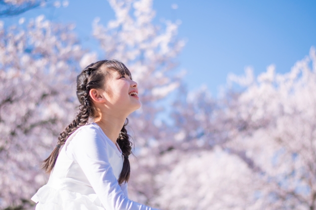 桜の中をかける女の子