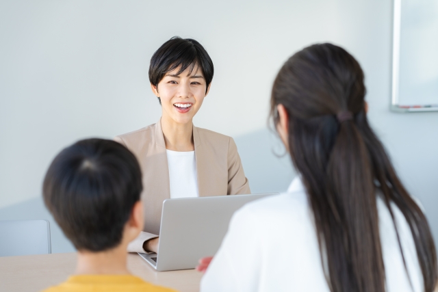 面談をする講師