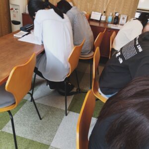 夏期講習を受ける生徒たち