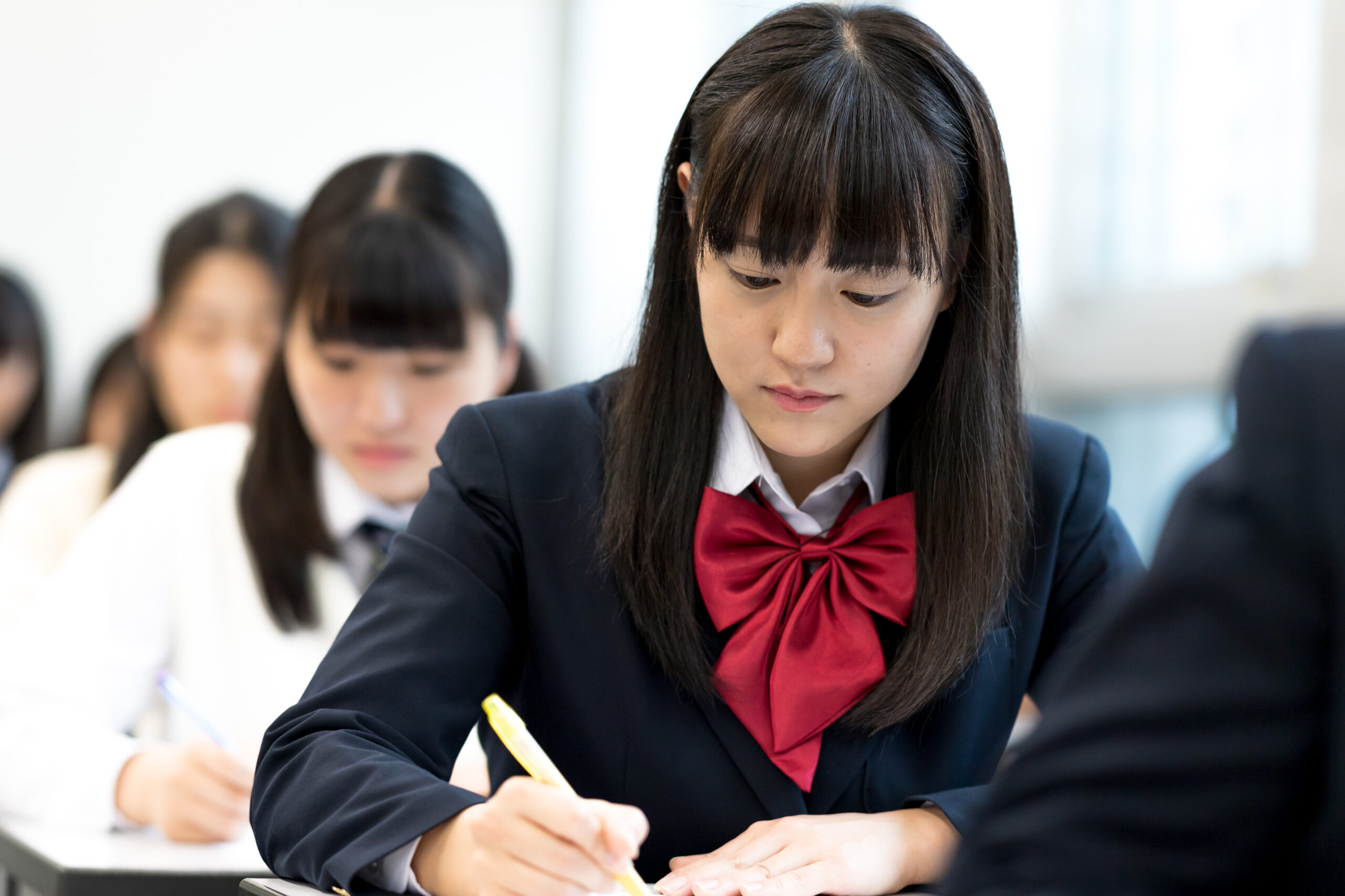 入試問題をとく女性