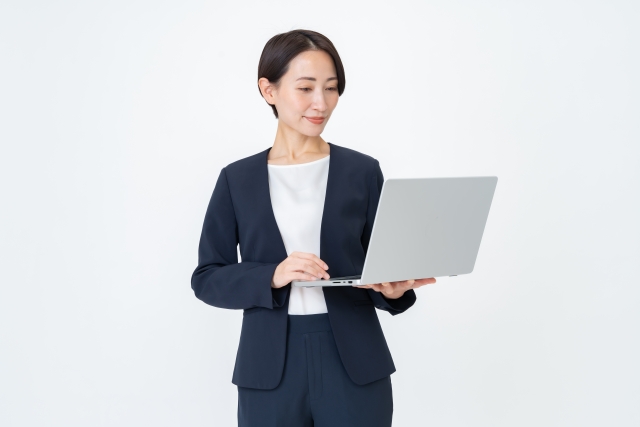 連絡アプリを使う女性講師